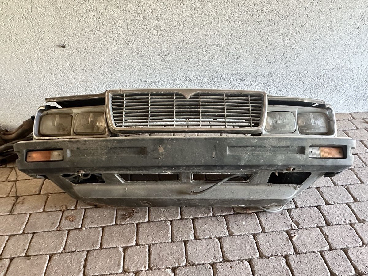 Maserati Tutti pezzi di ricambio auto: Maserati Quattroporte Front mit Scheinwerfern – Difettoso da Aarwangen venduto da Dcharger