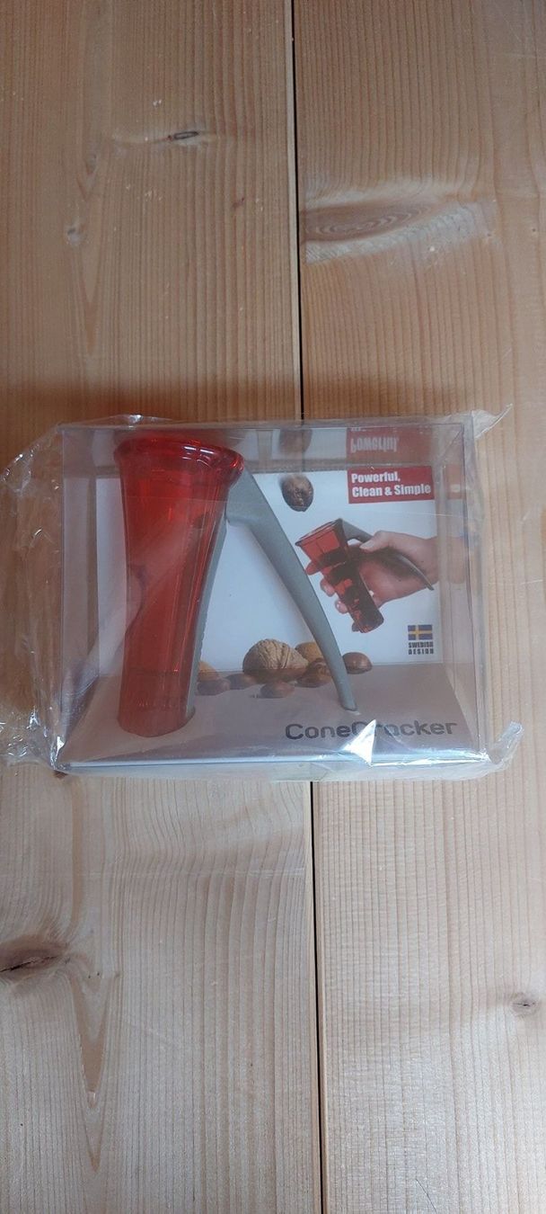 Coop Küchengeräte: Cone Cracker – Neu und originalverpackt aus Zweisimmen von Adorable