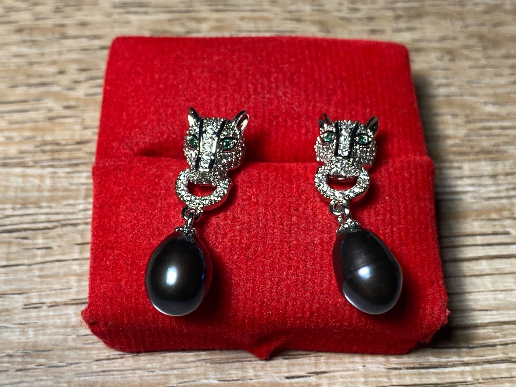 Orecchini pendenti & Orecchini a lobo: Ohrstecker mit Süsswasserperlen + Smaragd: Leopard Motiv – Nuovo e nell'imballaggio originale da Laax venduto da Kiki_Kingdom3 3