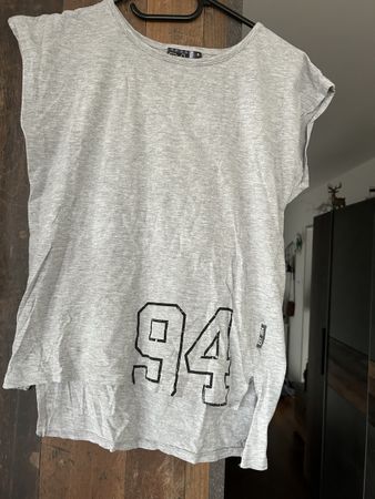 Cooles, graues T-Shirt mit Aufdruck "94" - Grösse S