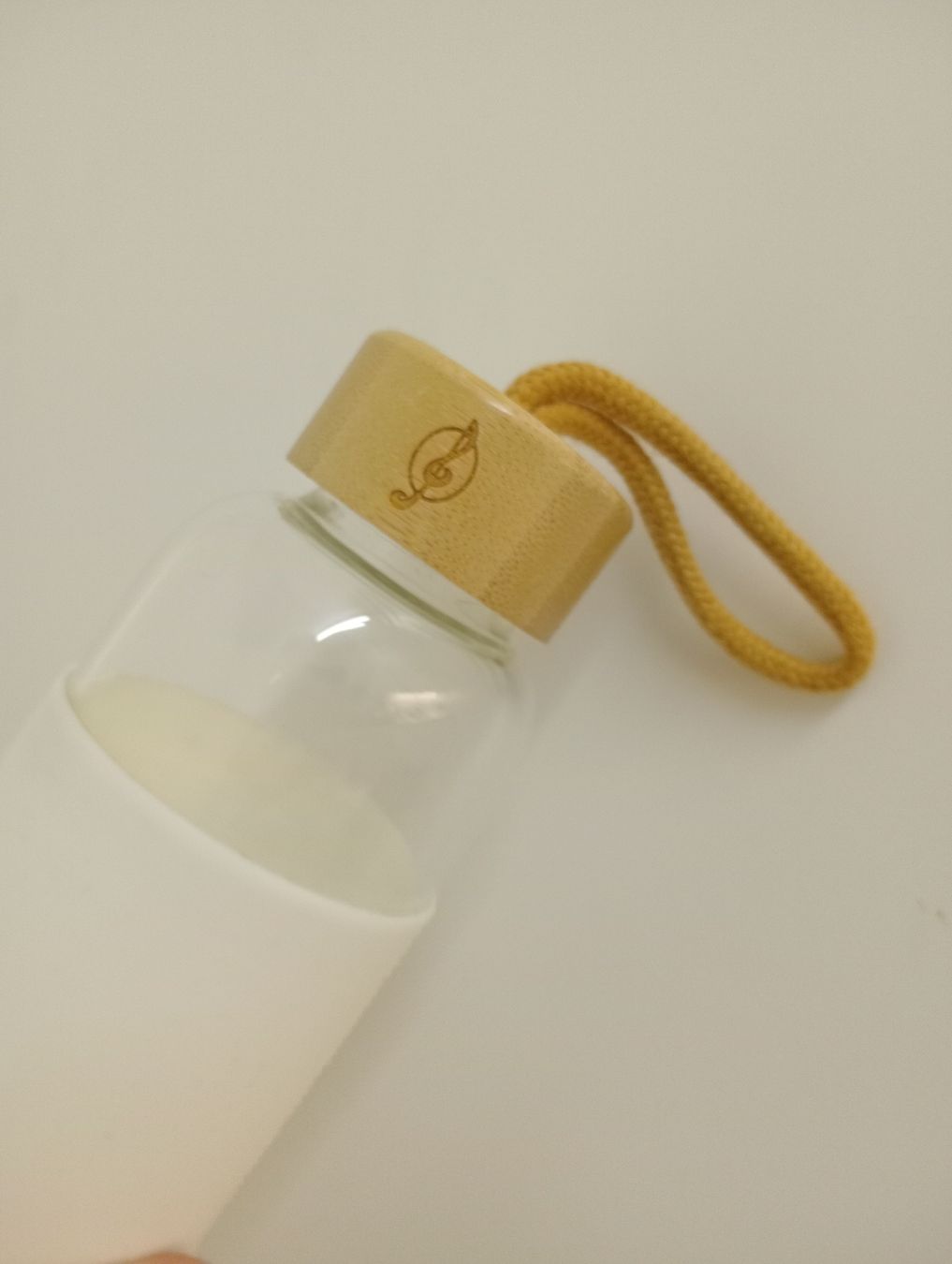 Borracce & Thermos: Stradivarius Glasflasche Wieß mit Bambusdeckel 0.5 L – Usato da Allschwil venduto da Evgeniia78 1