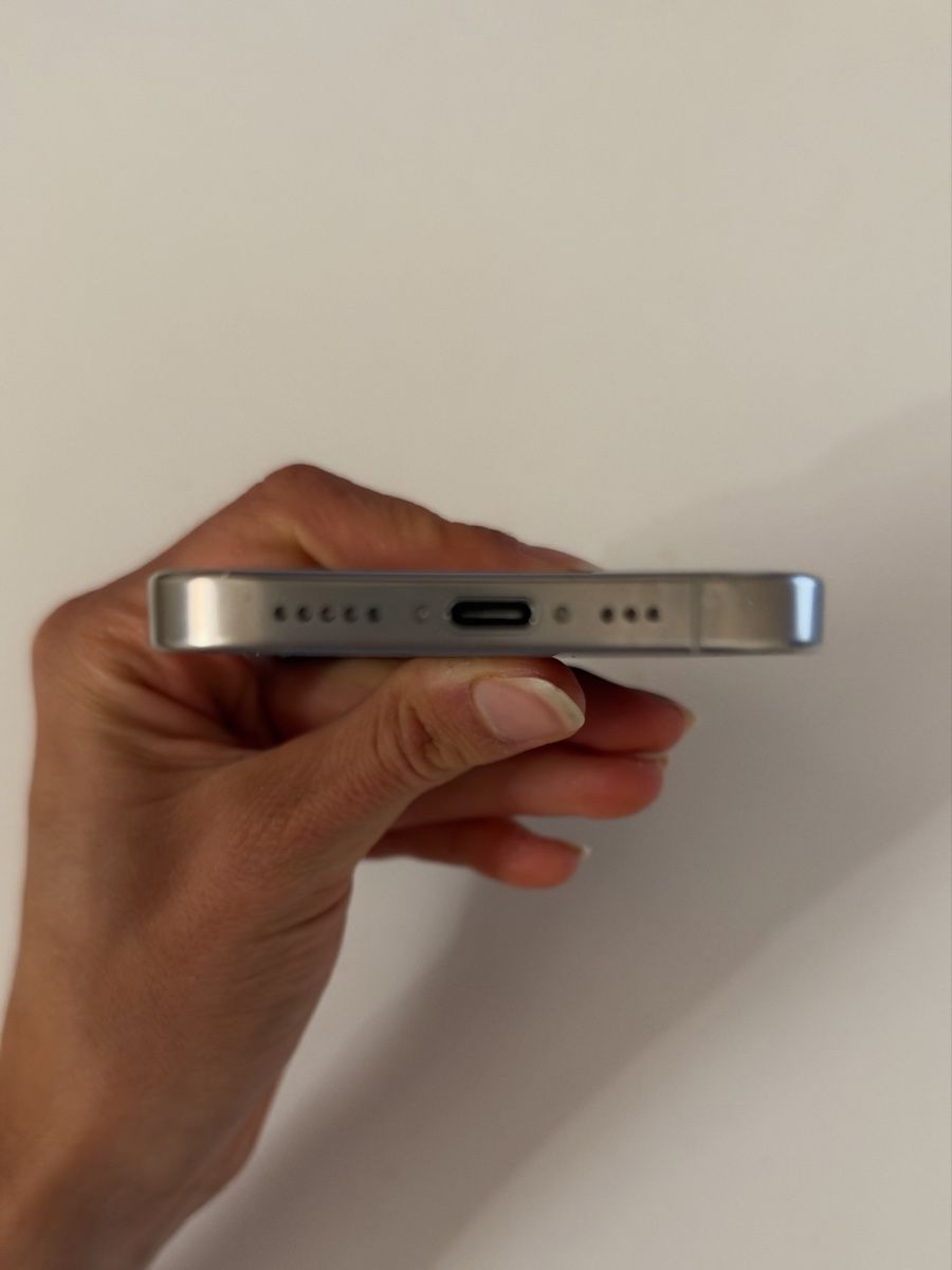 Apple Telefoni cellulari / Smartphones: Apple iPhone 16 Pro 128GB White Titanium – Usato da Zürich venduto da annina.n95t 4