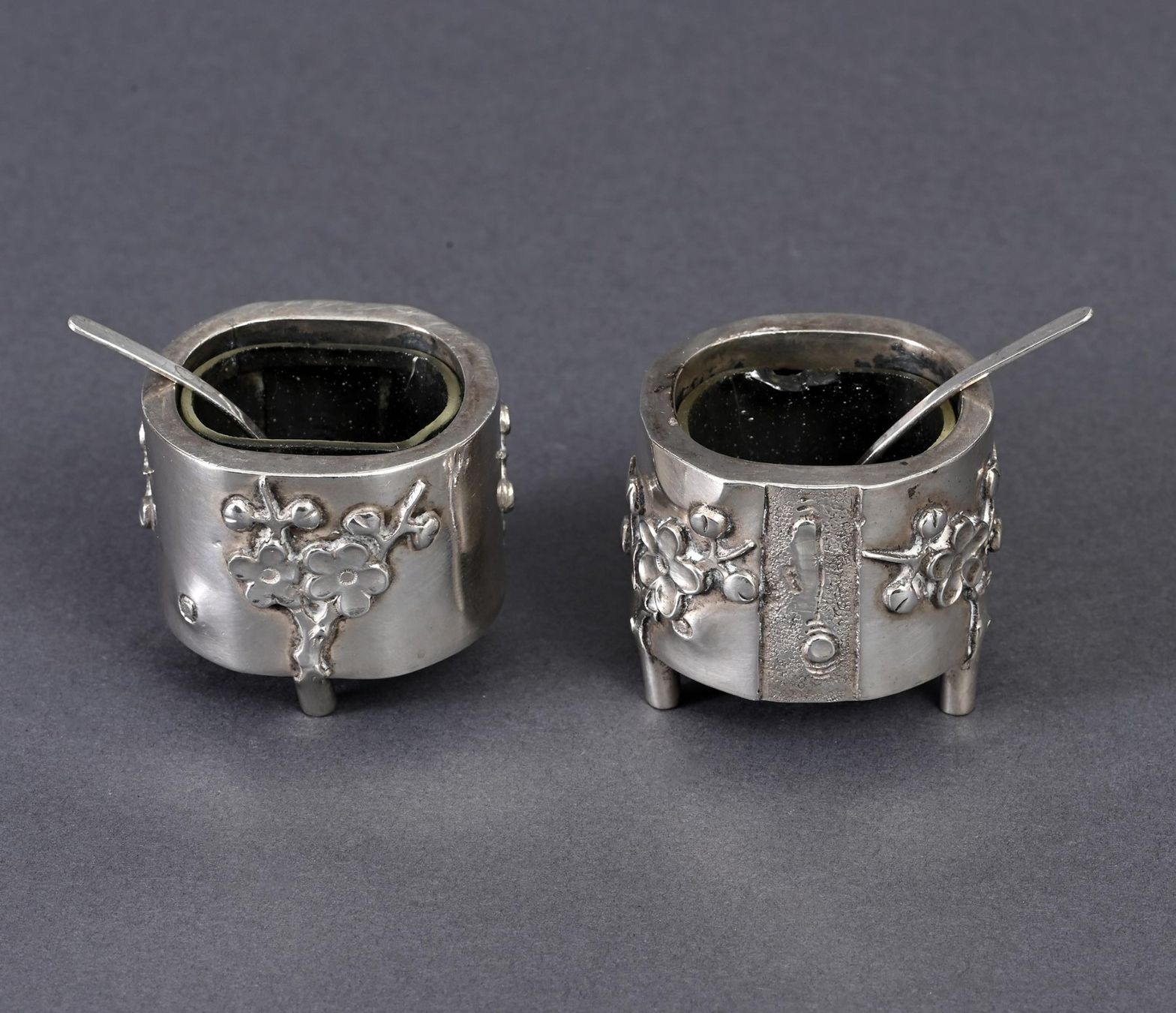 Set di piatti: Antike Silber Salz und Pfeffer Fässchen, China – Usato da Bern venduto da chamunda 1