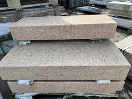 Blockstufe aus Granit