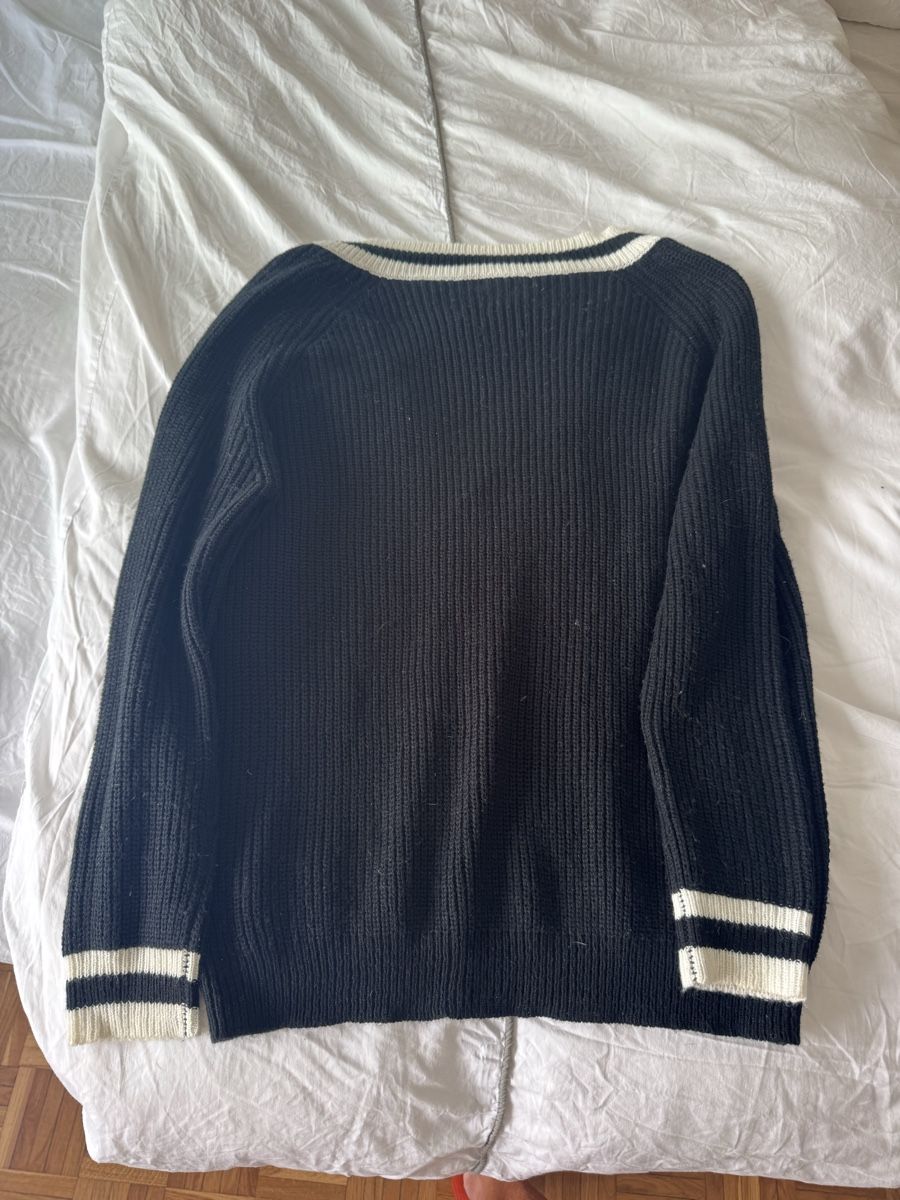 Maglioni & Felpe: Pull col V noir avec bandes blanches taille M occasion – Usato da Genève venduto da lejardindesvetements 2