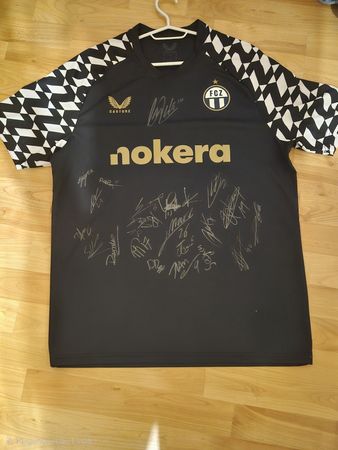 Signiertes FC Zürich Trikot