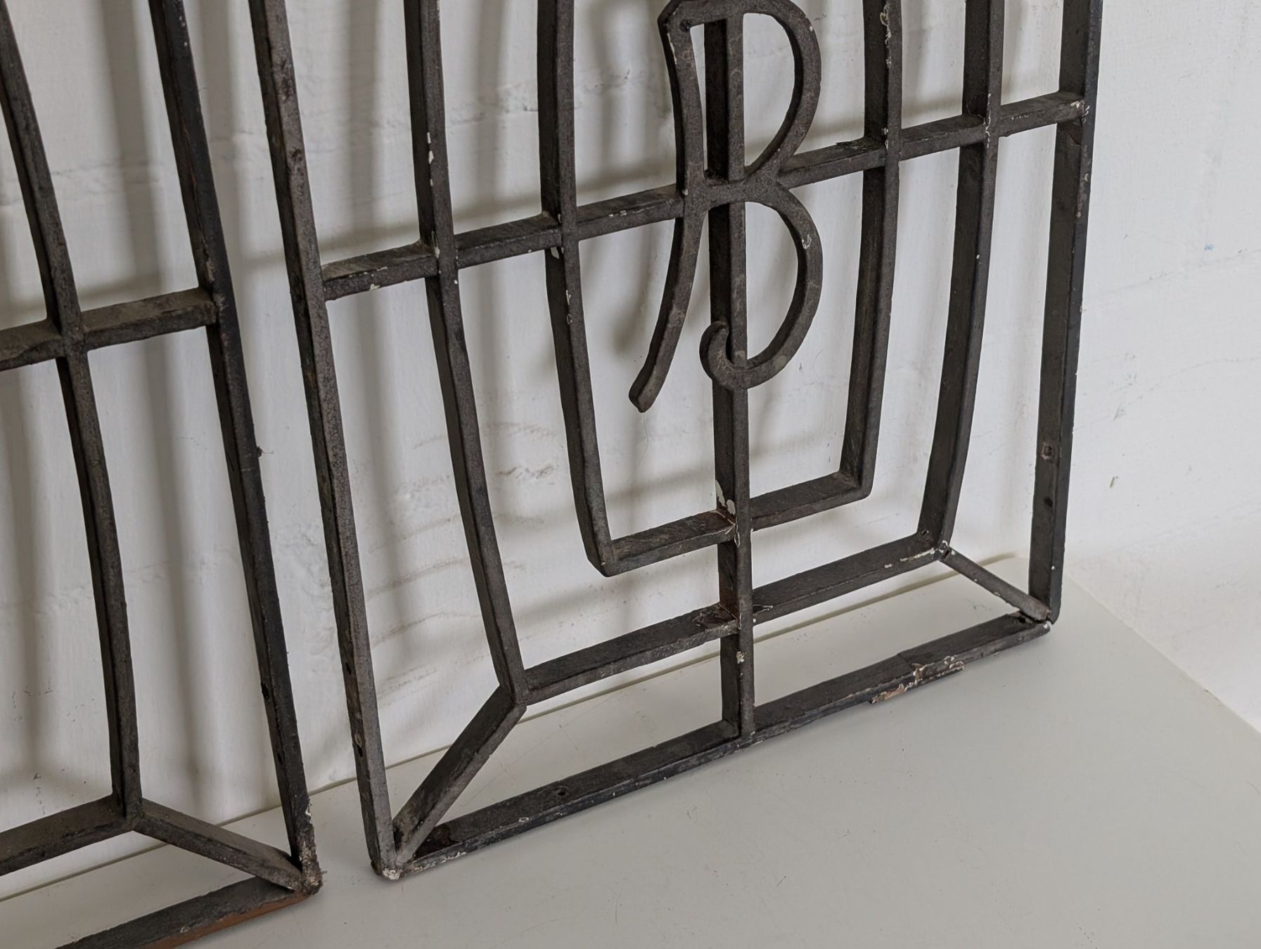 Griglie e Inferriate: 2 Antike schmiedeeiserne Fenstergitter mit A & B – Usato da Winterthur venduto da Hint17 5