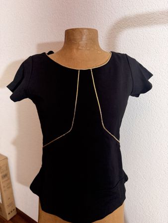 Haut noir Kookai avec détails dorés taille S