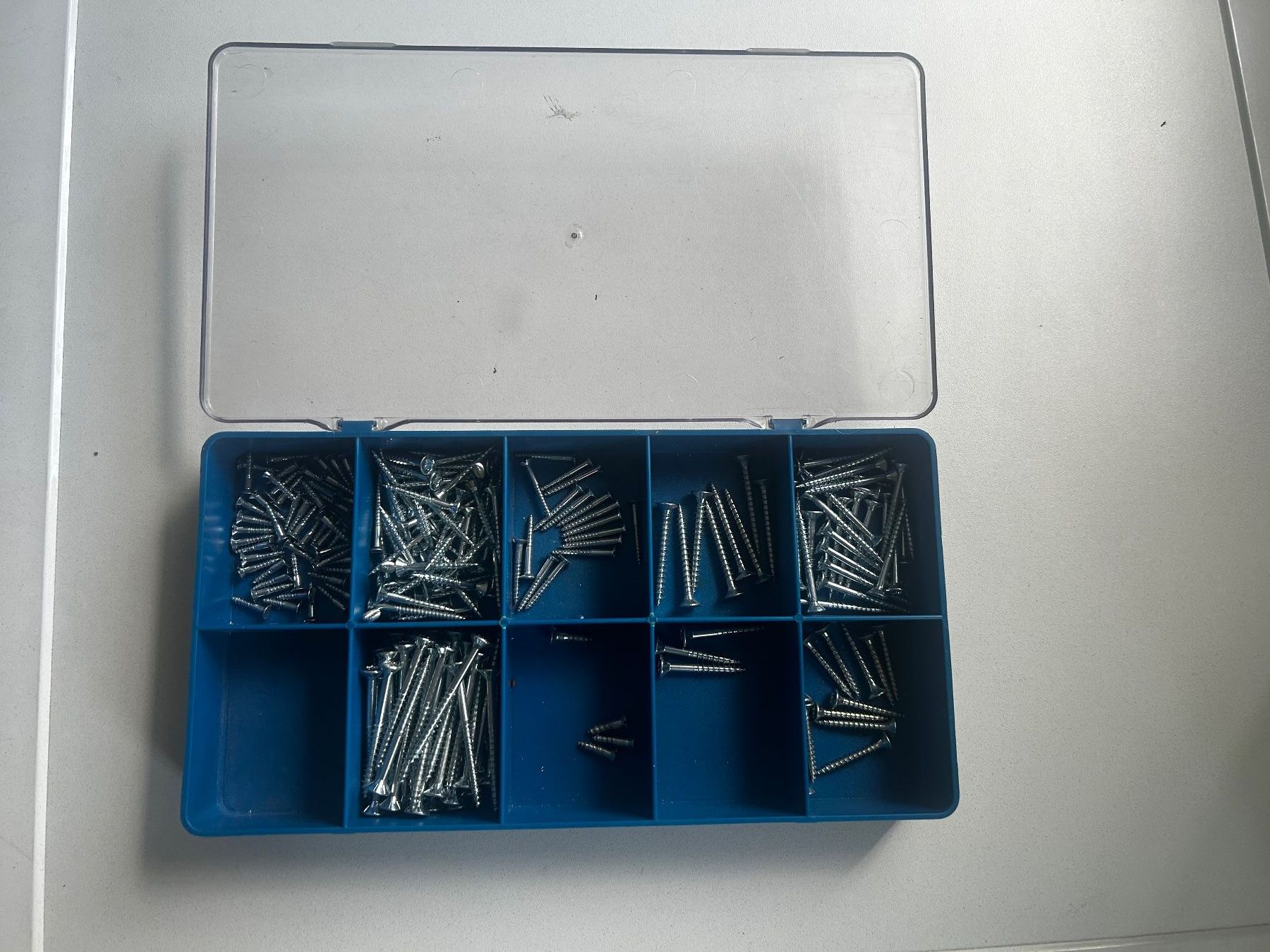 Tous les outils: Schraubenbox mit Senkholzschrauben – D'occasion à Grosshöchstetten par Frabz 1