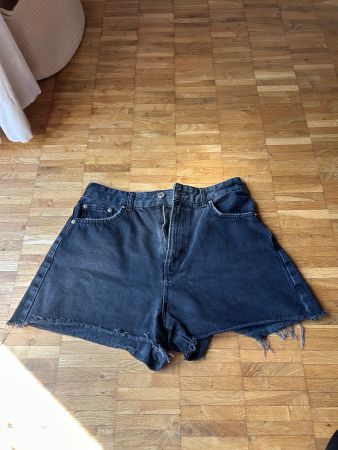 Schwarze Jeans Shorts von Stradivarius, Passform 38, locker