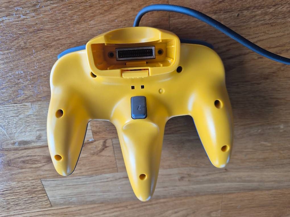 Nintendo Controller: Nintendo 64 Pokémon Controller – Gebraucht aus Schenkon von -Conker- 1