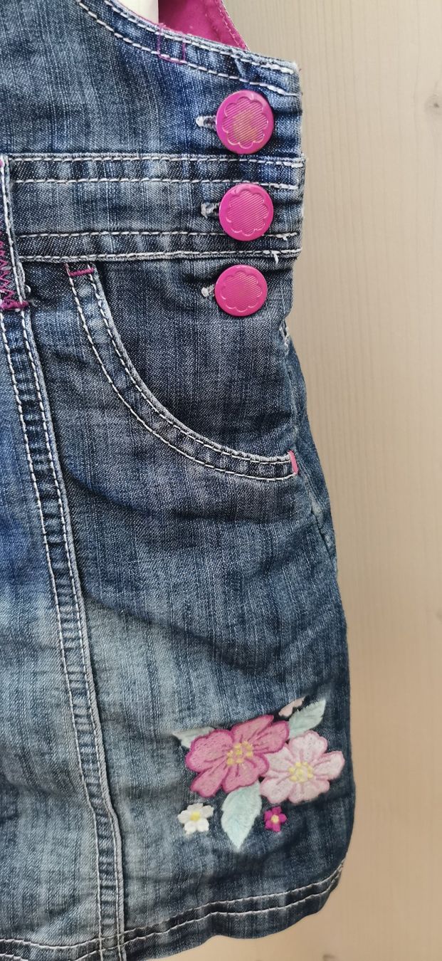 Vestiti & Gonne: Latzkleid Jeans mit Blumen Grösse 128 – Usato da Langendorf venduto da Laedi6 1