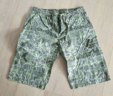 Shorts grün weiss Gr. 29 (Damen)