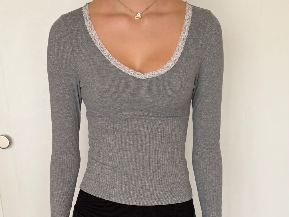 H&M Tops: Haut H&M gris – D'occasion à Bottens par lal_plz7