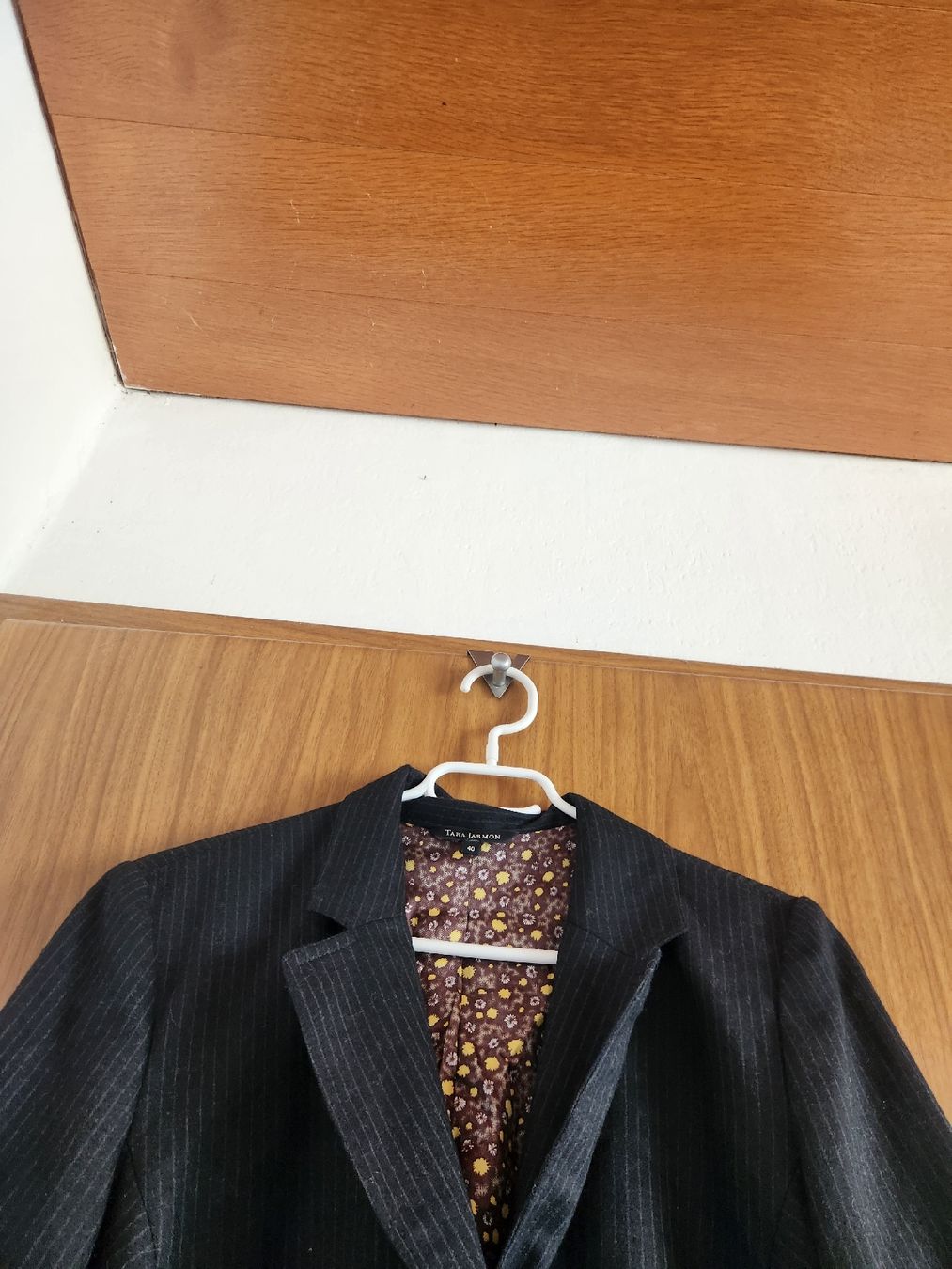 Tara Jarmon Vestes: Veste Tara Jarmon rayée noire taille 40  – D'occasion à Niedergösgen par Eva2410 2