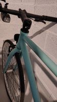 Vélo turquoise equipé système freinage à rétropédalage