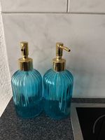 Blaue seifenspender