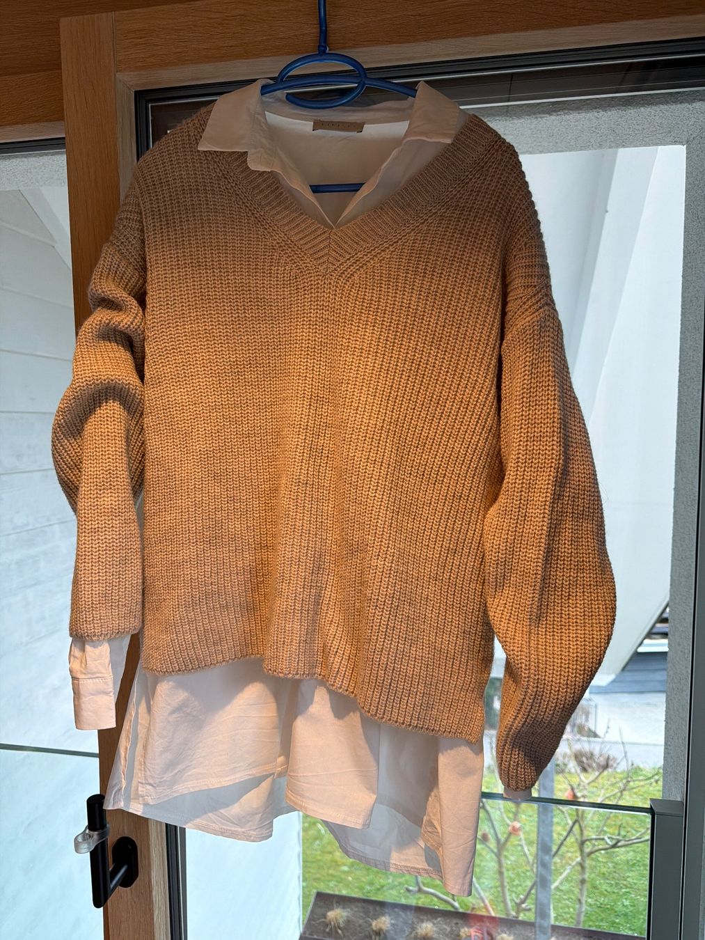 Lotti di vestiti: cooles Set Pullover mit Bluse Gr. M/L – Usato da Oftringen venduto da LikeiT 1