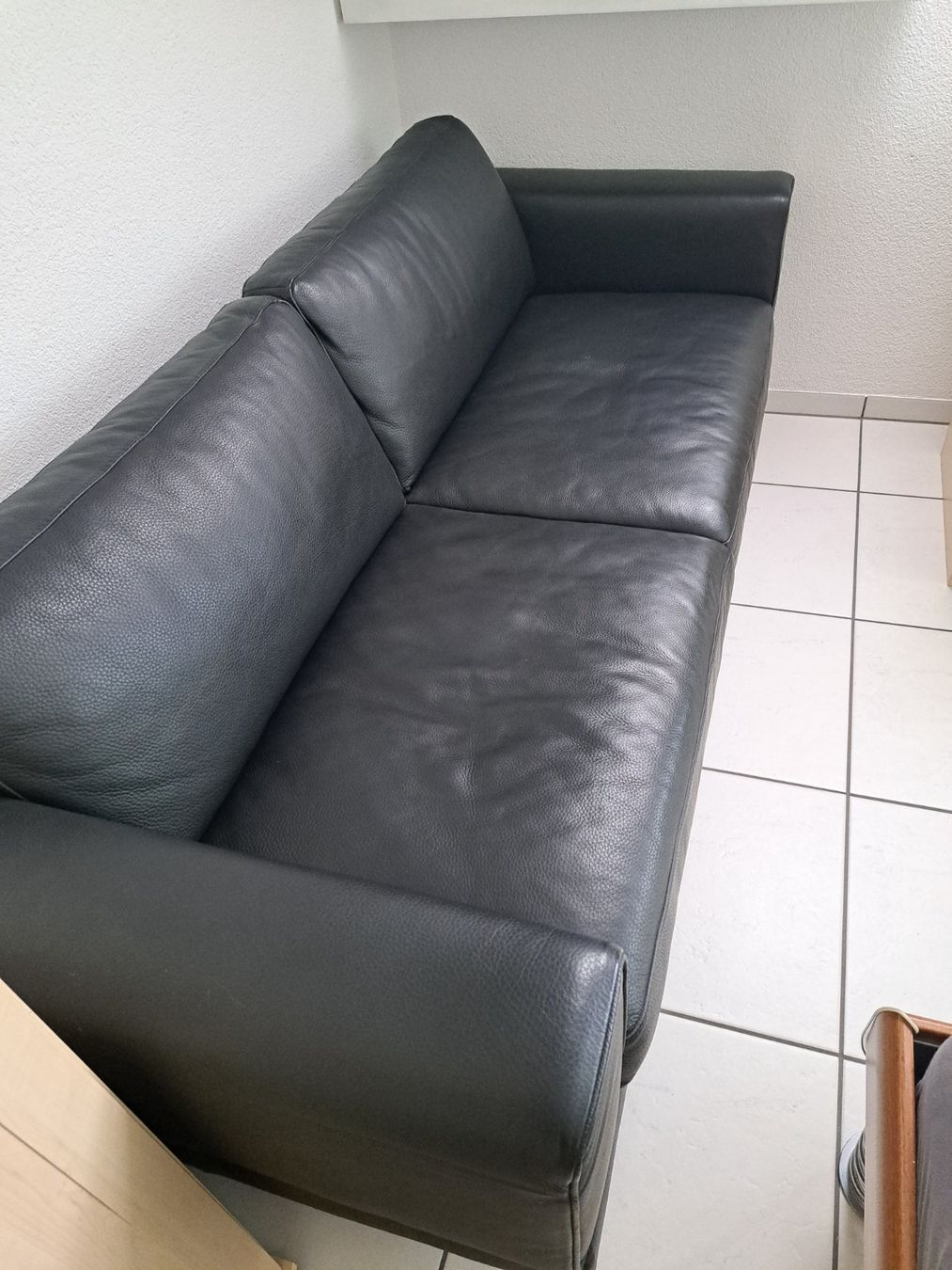 Sofas: Schwarzes Leder Sofa – D'occasion à Dozwil par RianSchenk