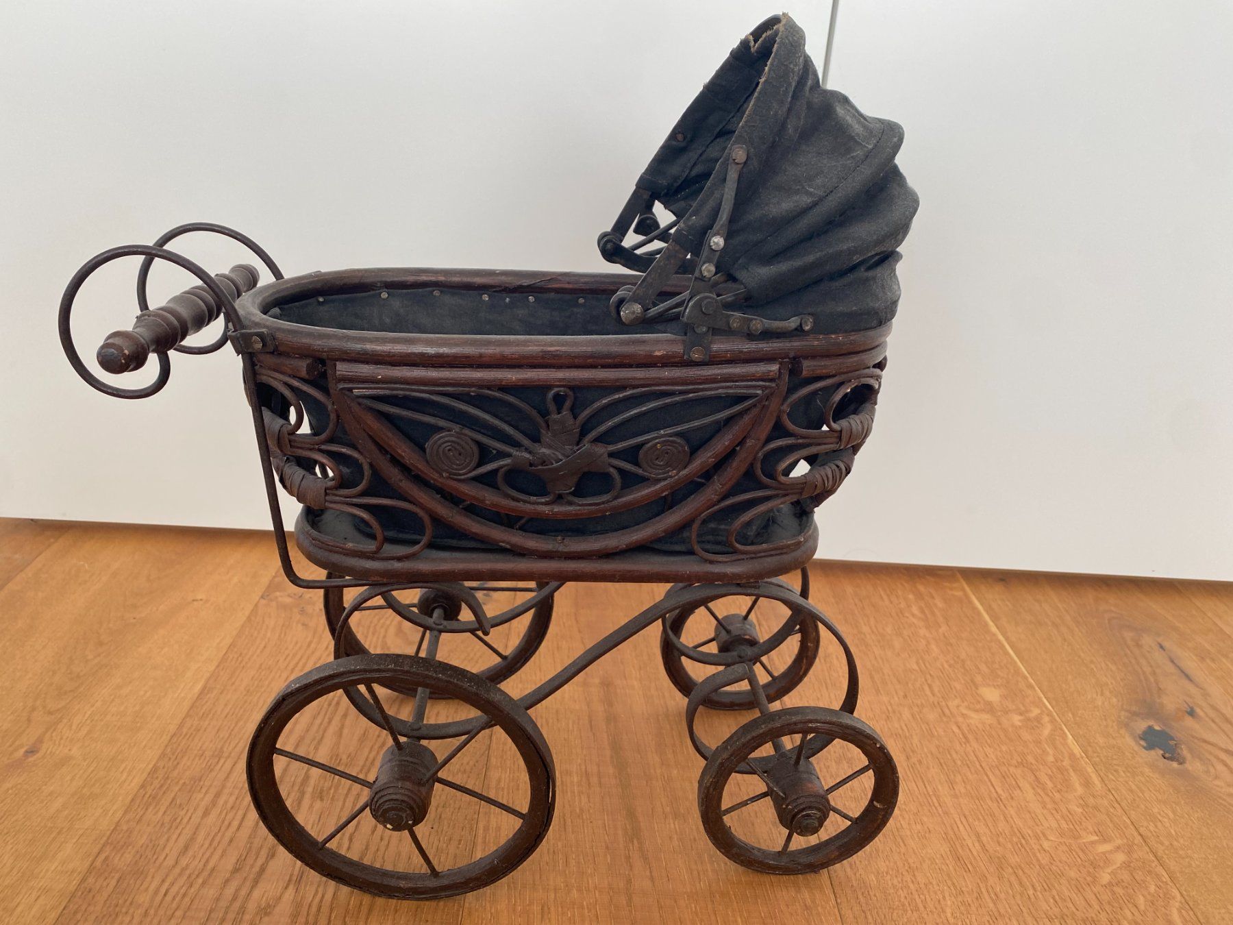 Carrozzine per bambole: Antiker Puppenwagen – Usato da Unterterzen venduto da bac_287t