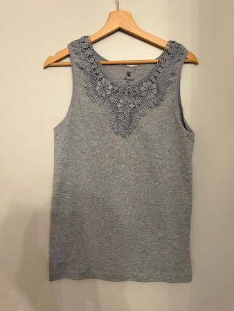 Graues Damen-Top mit Spitzenkragen