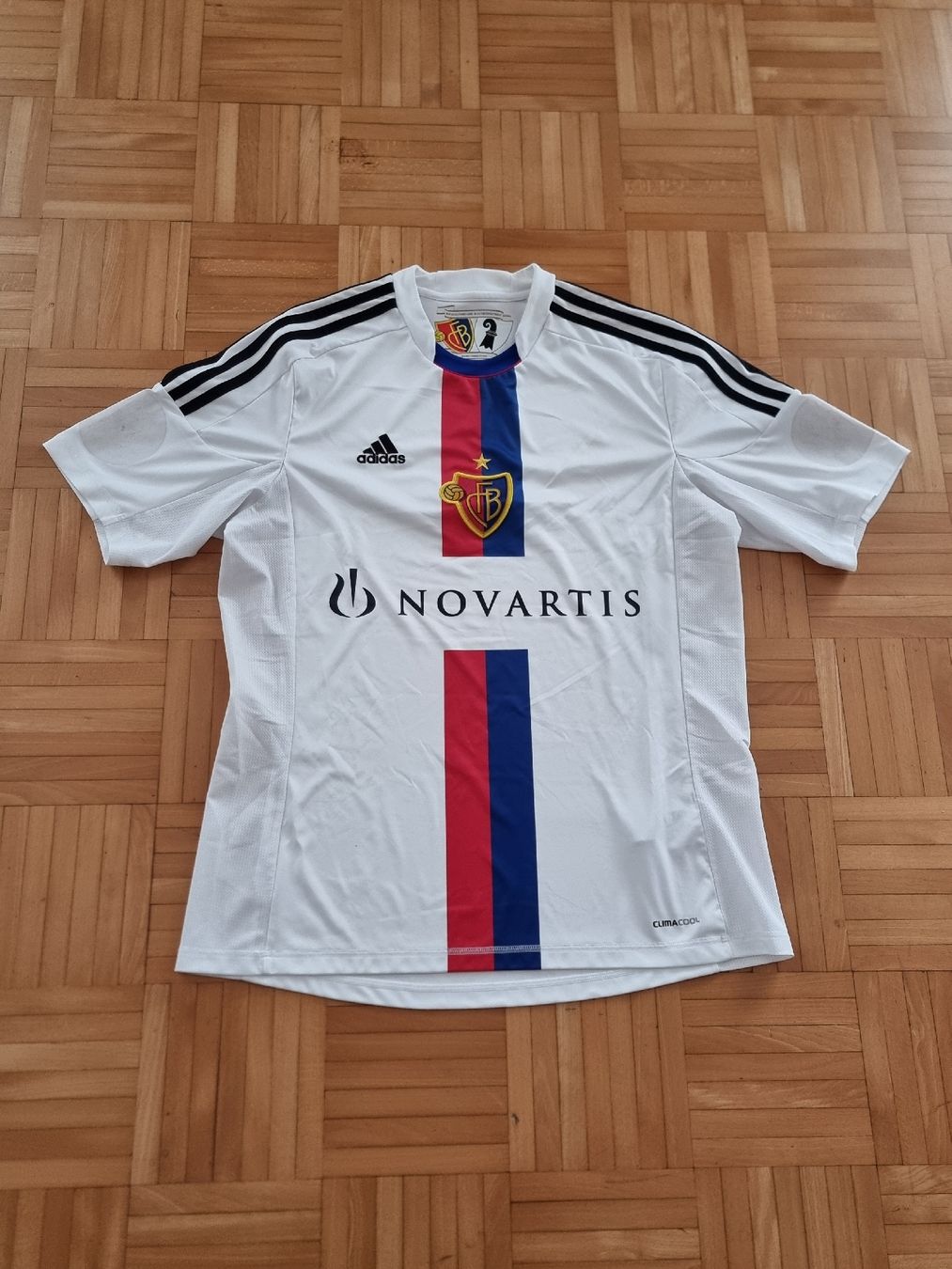 FC Basel Canottiere & Pantaloni: FC Basel 2012-2013 Auswärtstrikot – Usato da Suhr venduto da SariLacivert1907