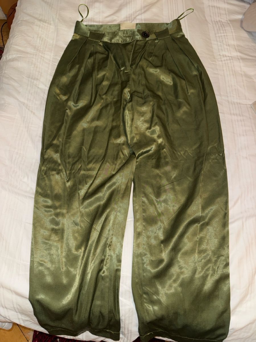 Pantaloni: Satin army green bubble trousers – Nuovo (secondo la descrizione) da Genève venduto da camillarachel