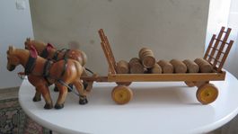 Altes Pferdegespann mit beladenem Wagen aus Holz