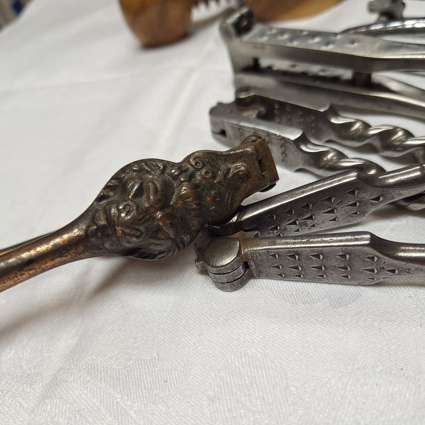 Tutti gli attrezzi: Versand möglich. Lot an teils antiken Nussknacker – Usato da Winterthur venduto da Goldpipau 6