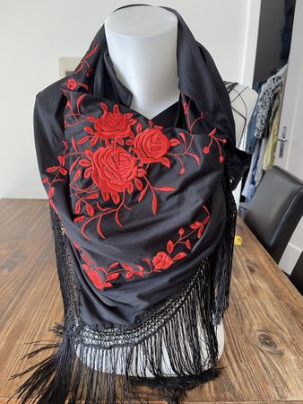 Châle noir brodé de roses rouges avec. frange comme neuf 