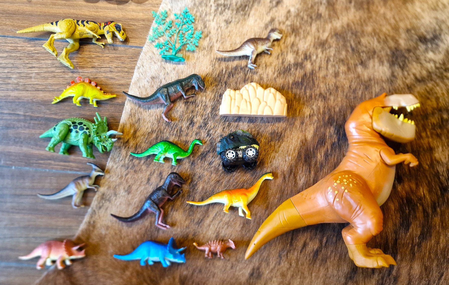 Giocattoli: Dino Spielzeug Set – Usato da Hombrechtikon venduto da MalgorzataJ