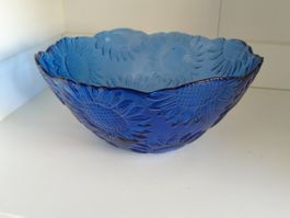 Blaue Glasschale mit Sonnenblumenrelief