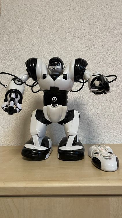 TOMY Soccerborg – Juego De 2 Robots Teledirigidos Con 22 Canales, Fútbol Robot Para Estrategas (+8 Años)