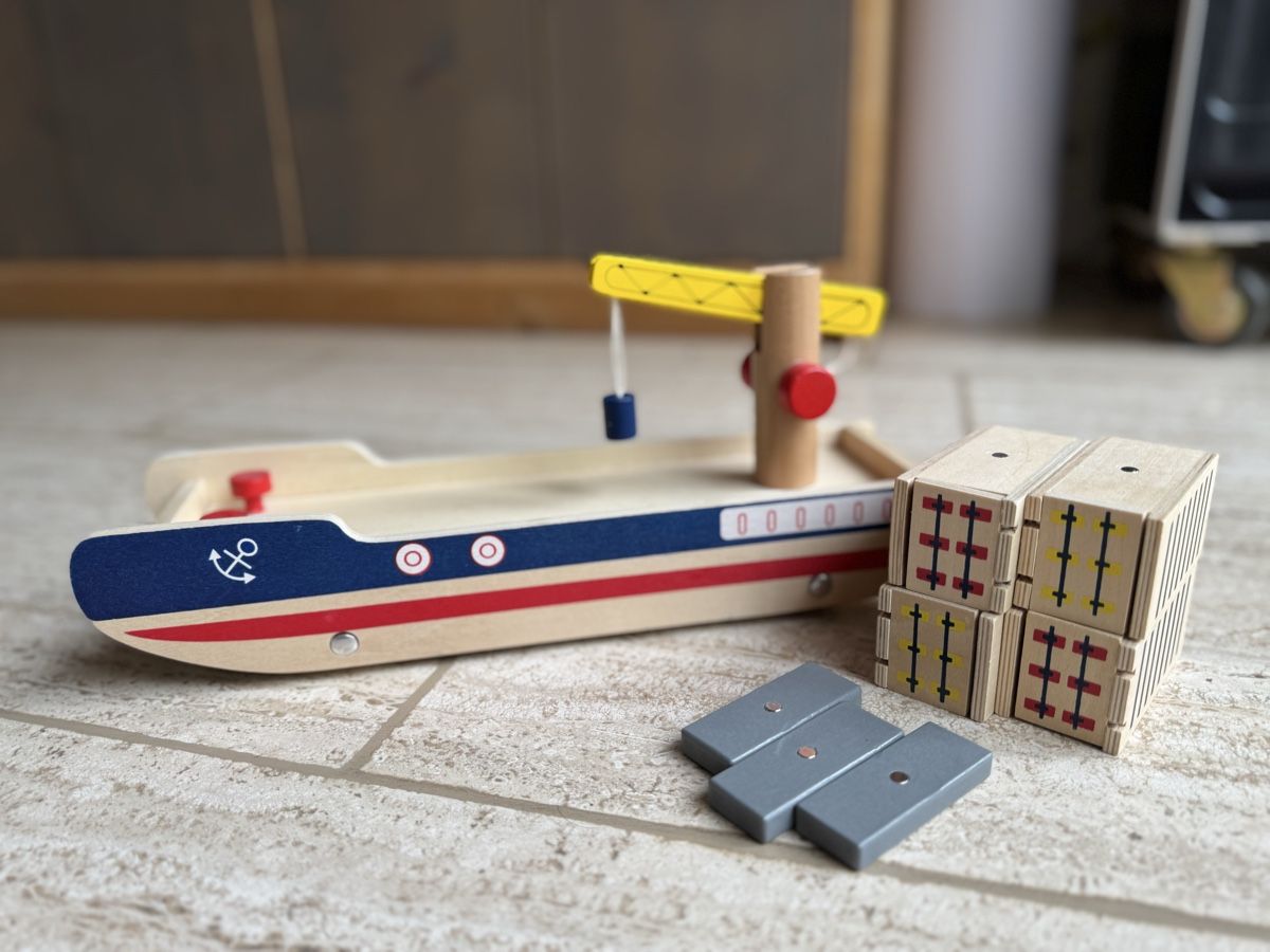 Giocattoli: Containerschiff aus Holz – Usato da Wohlenschwil venduto da susburg 1