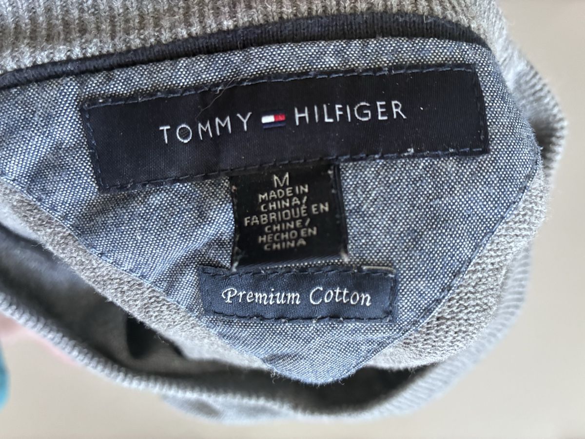 Tommy Hilfiger Maglioni & Felpe: Tommy Hilfiger grey V-neck sweater, men's size medium – Usato da Zürich venduto da and_bbr2 1