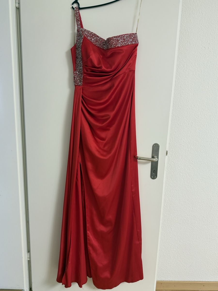 Robes: Abendkleid Rot – D'occasion à Bülach par Siar1