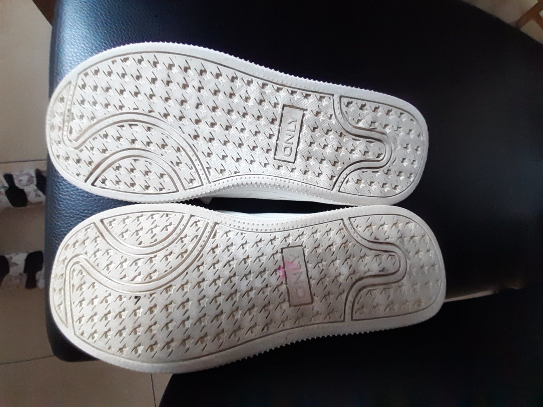 Only Scarpe da donna: ONLY Sneaker, Weiss mit Gold, Grösse 37 – Usato da Rothenthurm venduto da Meitli18 1