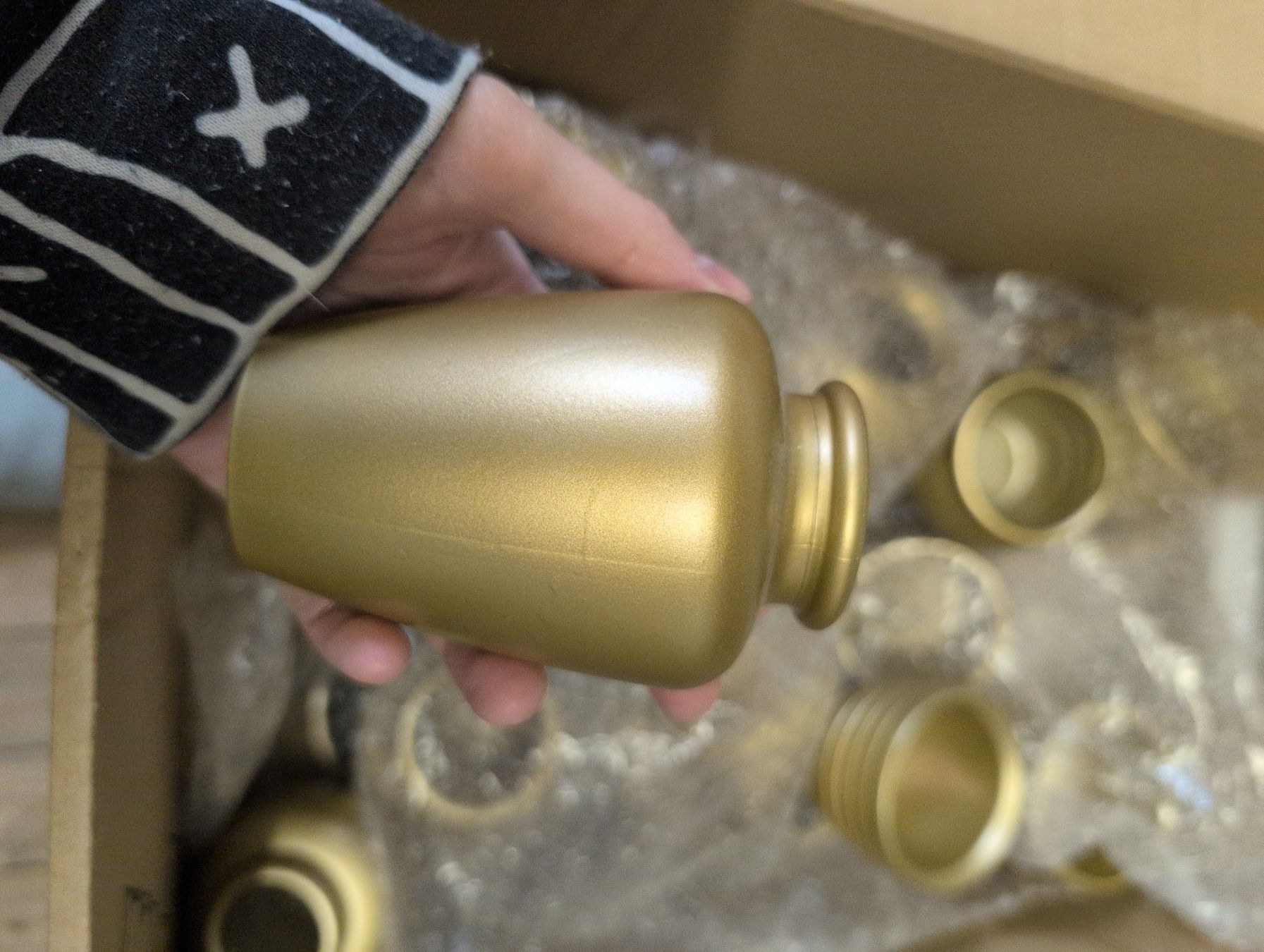 Vasi & Recipienti: Zwei Boxen diverser goldener Vasen – Usato da Huttwil venduto da Schnuegu13 2