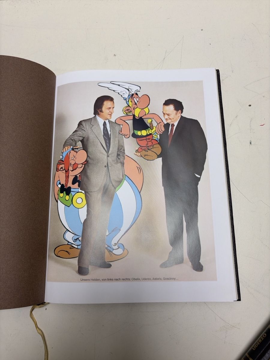 Comics: Buch mit Comicfigur und geometrischem Rand – Gebraucht aus Künten von Schnaepplihuus 1