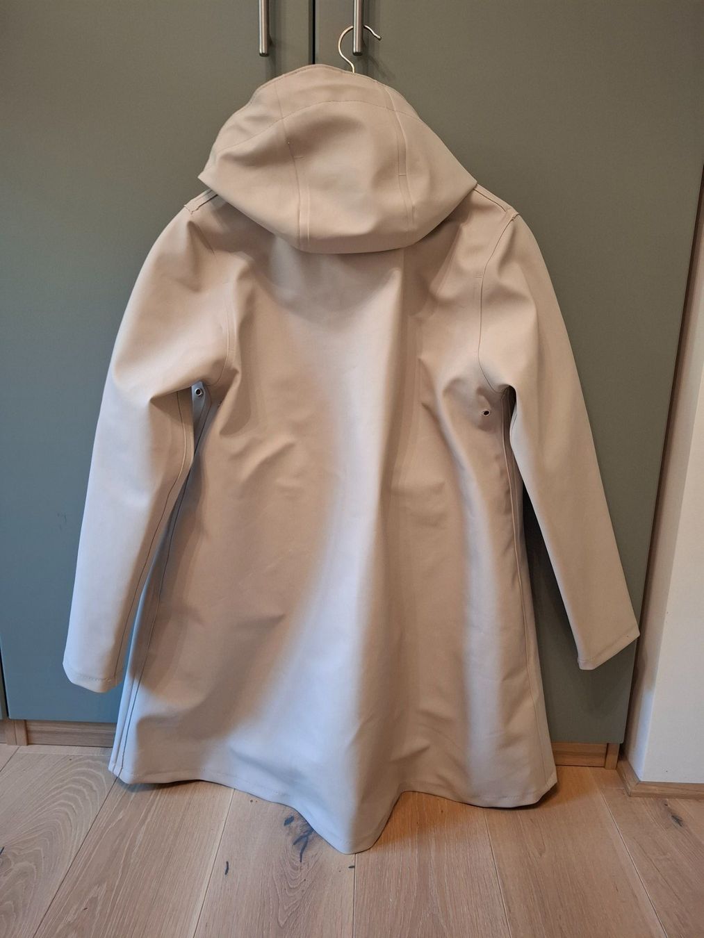 Stutterheim Cappotti: Regenmantel von Stutterheim in Beige, Gr. S – Usato da Jenins venduto da kunzli88 3