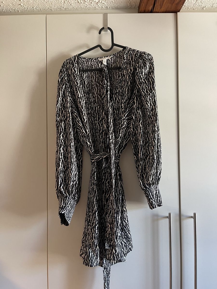 H&M Vestiti: H&M Kleid mit Gürtel – Usato da Arni AG venduto da belfidi 1