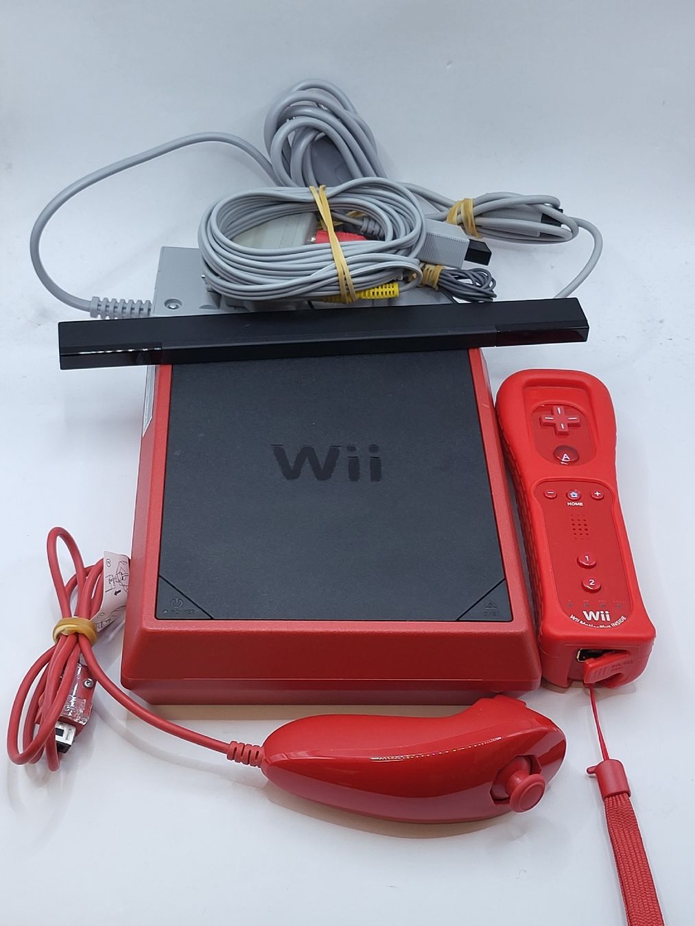 Nintendo Console: Console Nintendo Wii mini rouge  – Usato da Lausanne venduto da CashngoLausanne