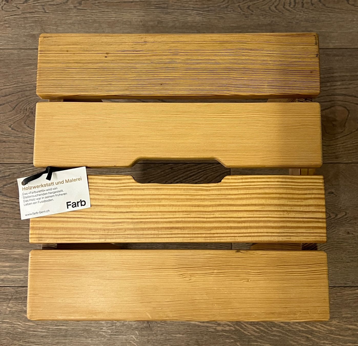Tabourets: Handgefertigte Holzhocker "Farburettli" aus Pechkiefer – Neuf (Voir description) à Zollikofen par Farb-AG