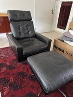 Sessel mit Hocker