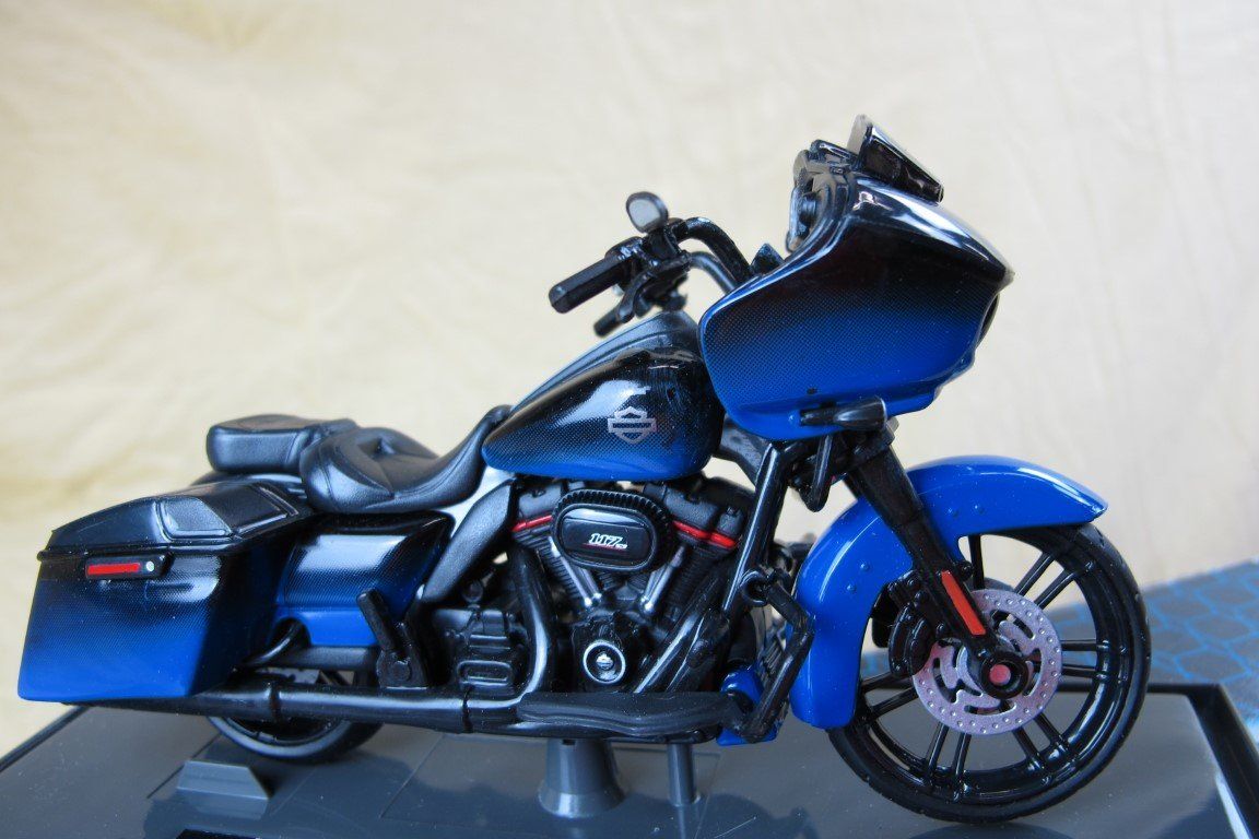 Maisto Modellini d'auto: Harley-Davidson CVO Road 1:18 Modell – Usato da Escholzmatt venduto da Rebikeling6182Ematt