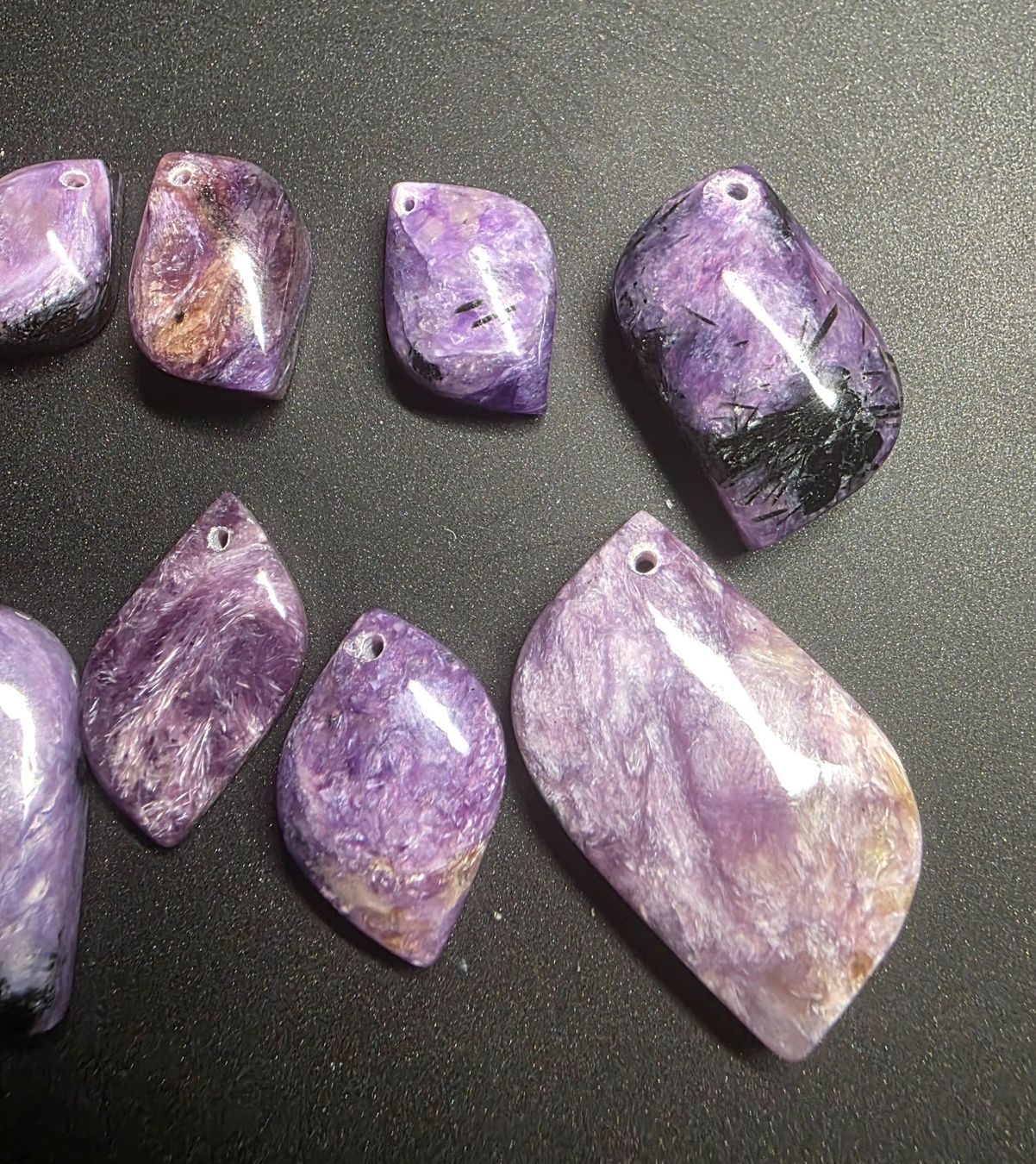 Minerali & Pietre curative: 💜✨ 10 wunderschöne Charoit Anhänger Set – Nuovo e nell'imballaggio originale da Matzingen venduto da Shay_Crystalz 2