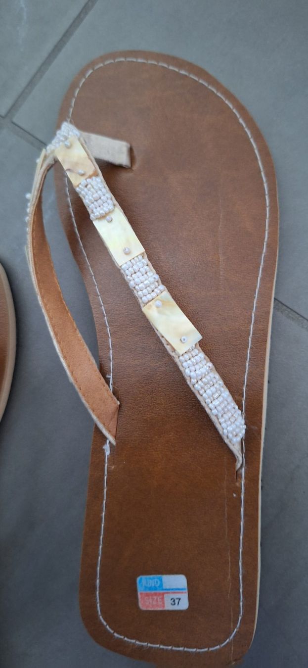 Damenschuhe: Damen Flip-Flops mit Perlmutt- und Perlendetails Gr. 37 – Gebraucht aus Märstetten von activemember 4