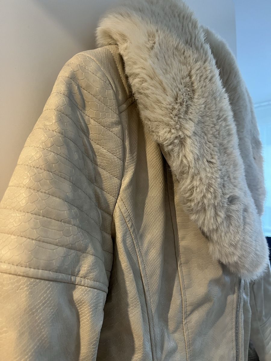 Giacche: Elegante Winterjacke mit Fellkragen – Nuovo (secondo la descrizione) da Emmenbrücke venduto da zak_5wtm 1
