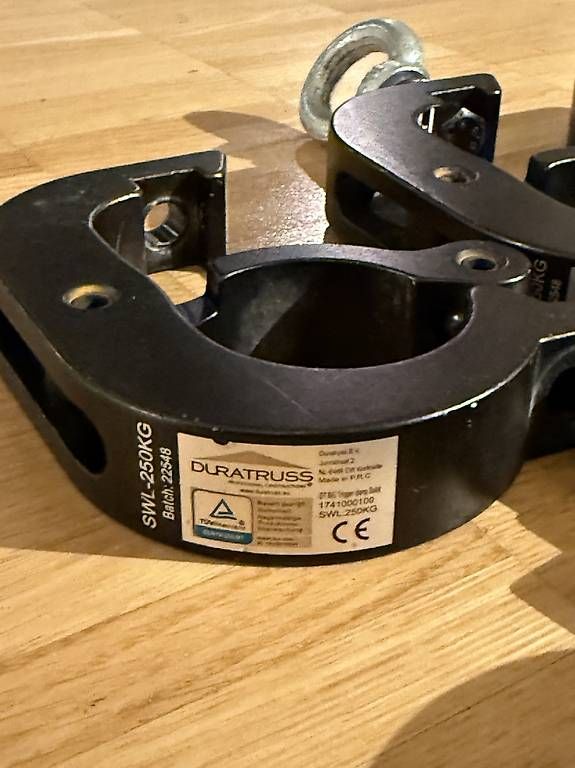 Supporti a parete: 18x Truss-Schellen Set (Trigger Clamps & Haken) – Usato da Bischofszell venduto da Nenga 1