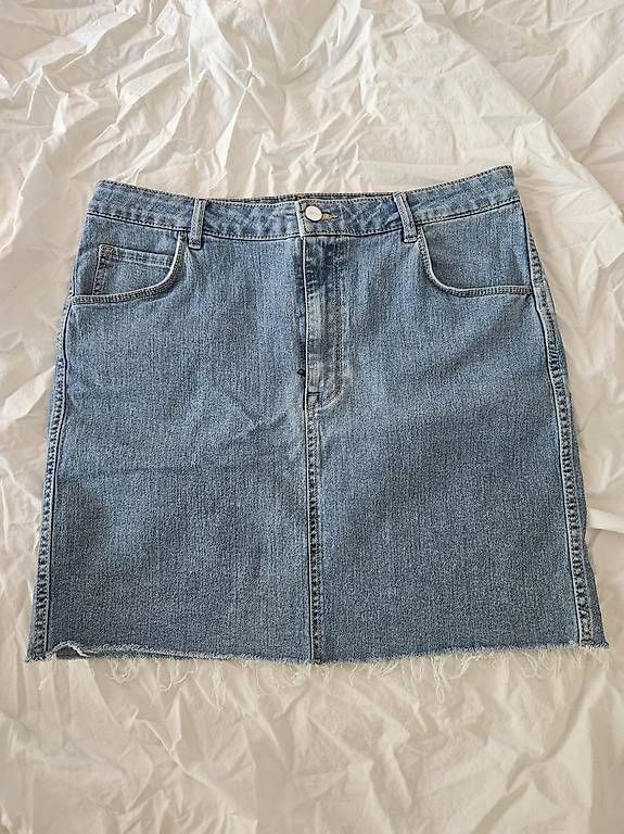 Jupes: Jeans Rock Grösse 44 – D'occasion à Schaffhausen par tanja.herzog93